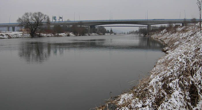 zima u dálničního mostu